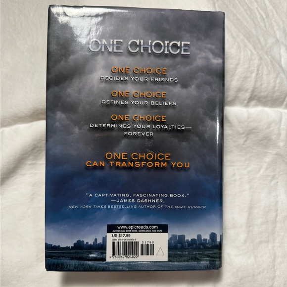 Hardcover Book: Divergent by Veronica Roth - Picture 3 of 6